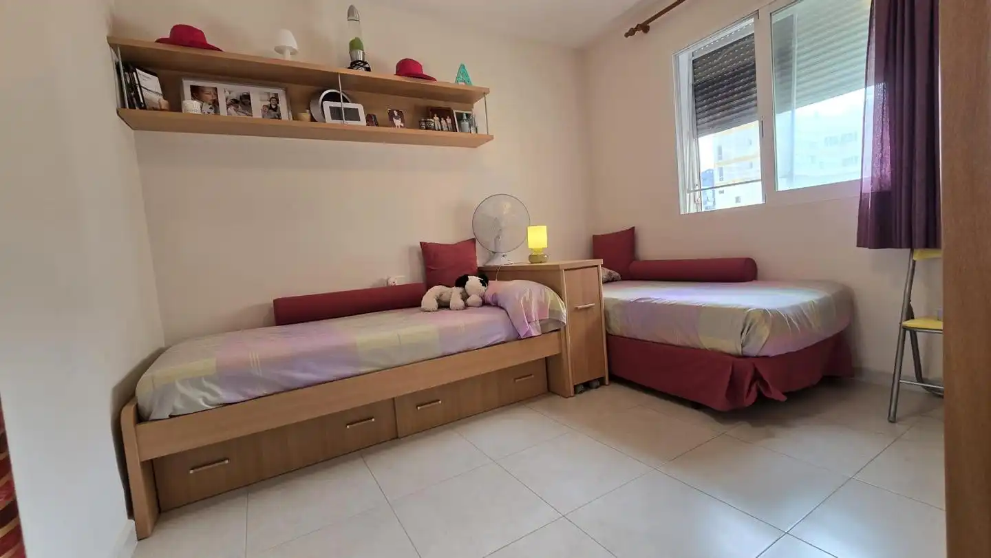 Habitación de Apartamento de alquiler en Gandia con Terraza, Amueblado y Piscina comunitaria