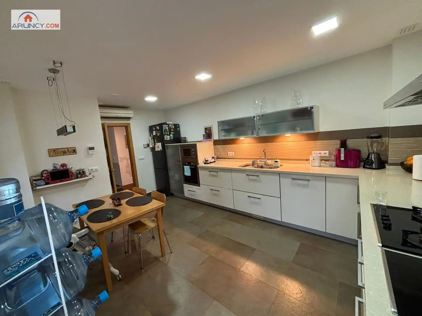 Cuina de Casa o xalet de lloguer en Alcalá de Guadaira amb Aire condicionat, Jardí privat i Traster