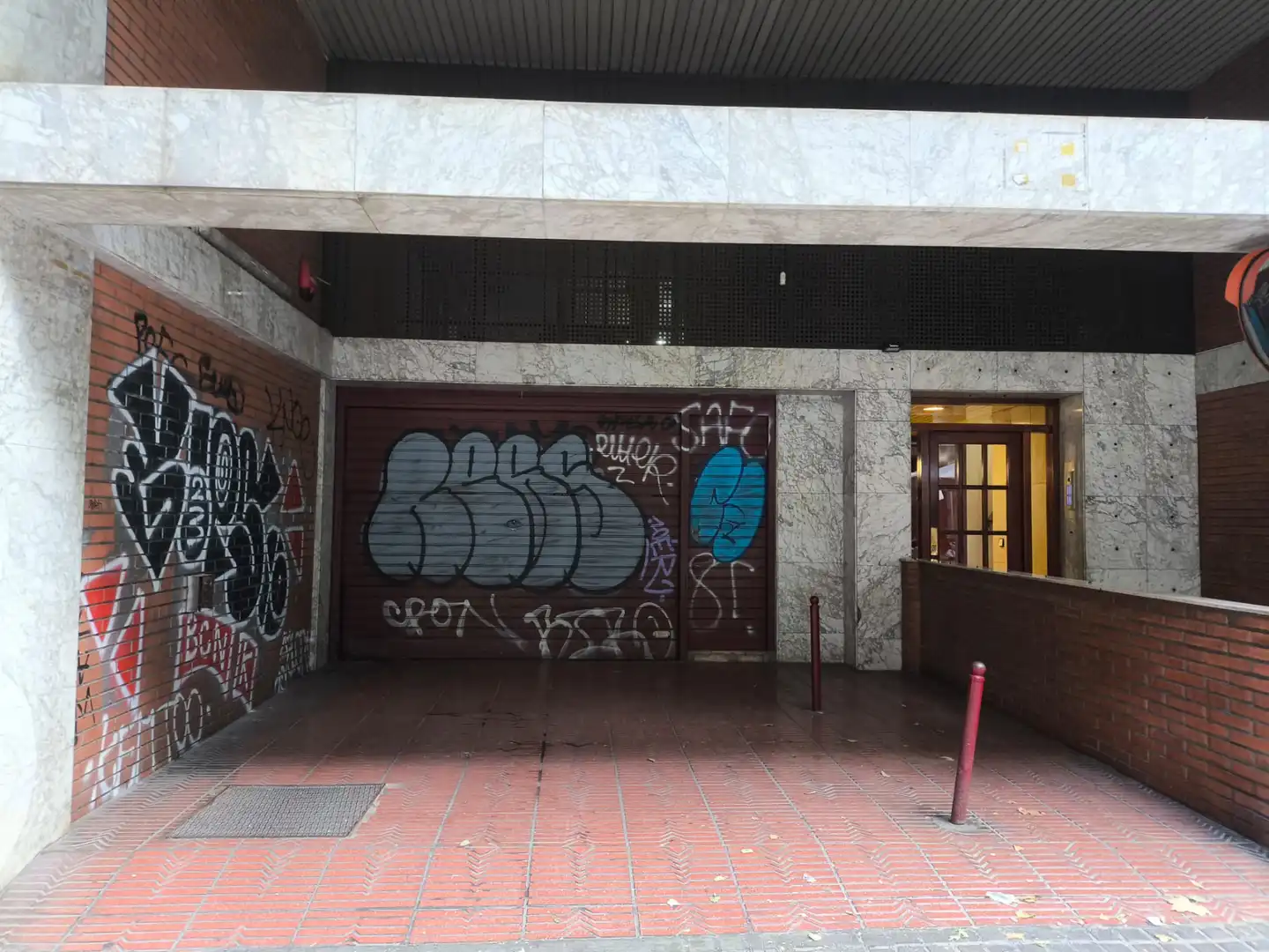 Garage zum Verkauf in Barcelona mit Alarm