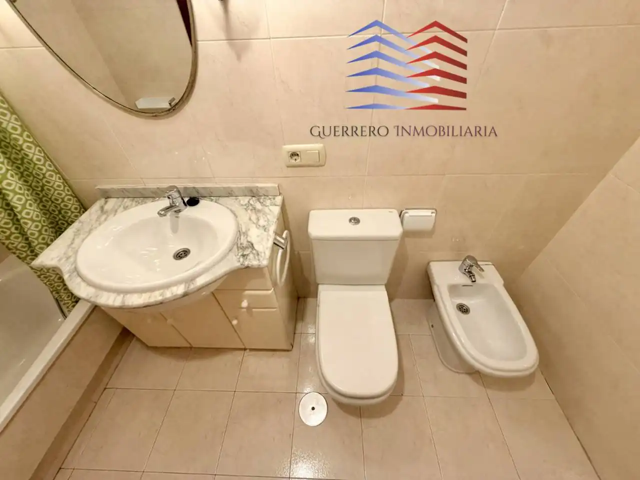 Baño de Apartamento de alquiler en Ourense Capital  con Calefacción, Parquet y Trastero