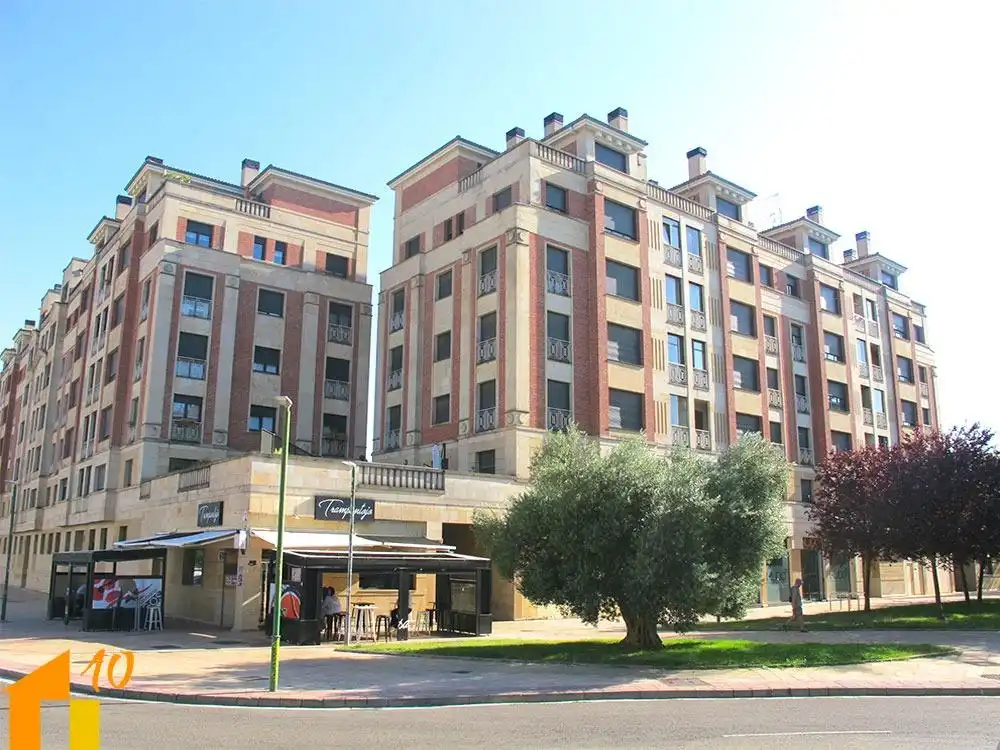 Vista exterior de Pis en venda en Burgos amb Calefacció, Terrassa i Traster