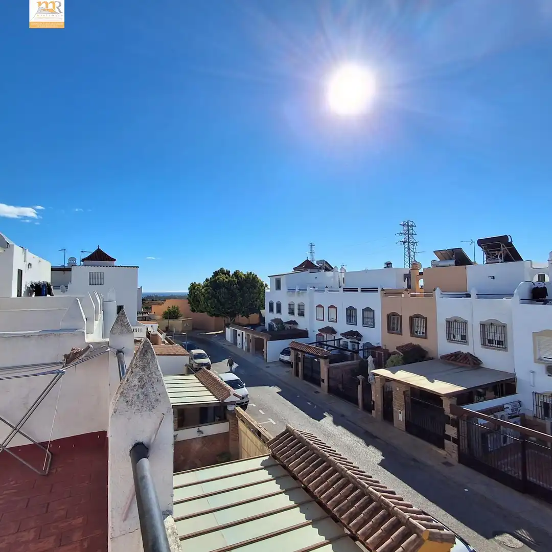 Vista exterior de Casa adosada en venda en Estepona amb Jardí privat