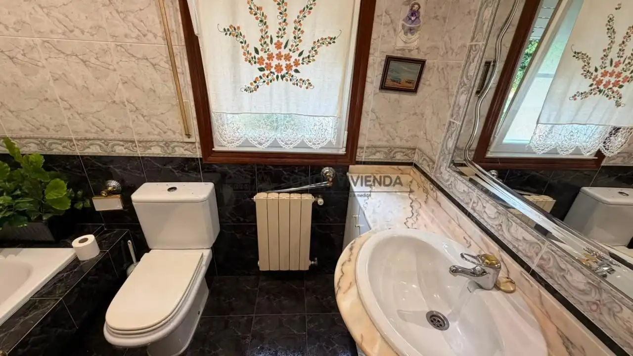 Bany de Casa o xalet en venda en O Pereiro de Aguiar  amb Calefacció, Jardí privat i Terrassa