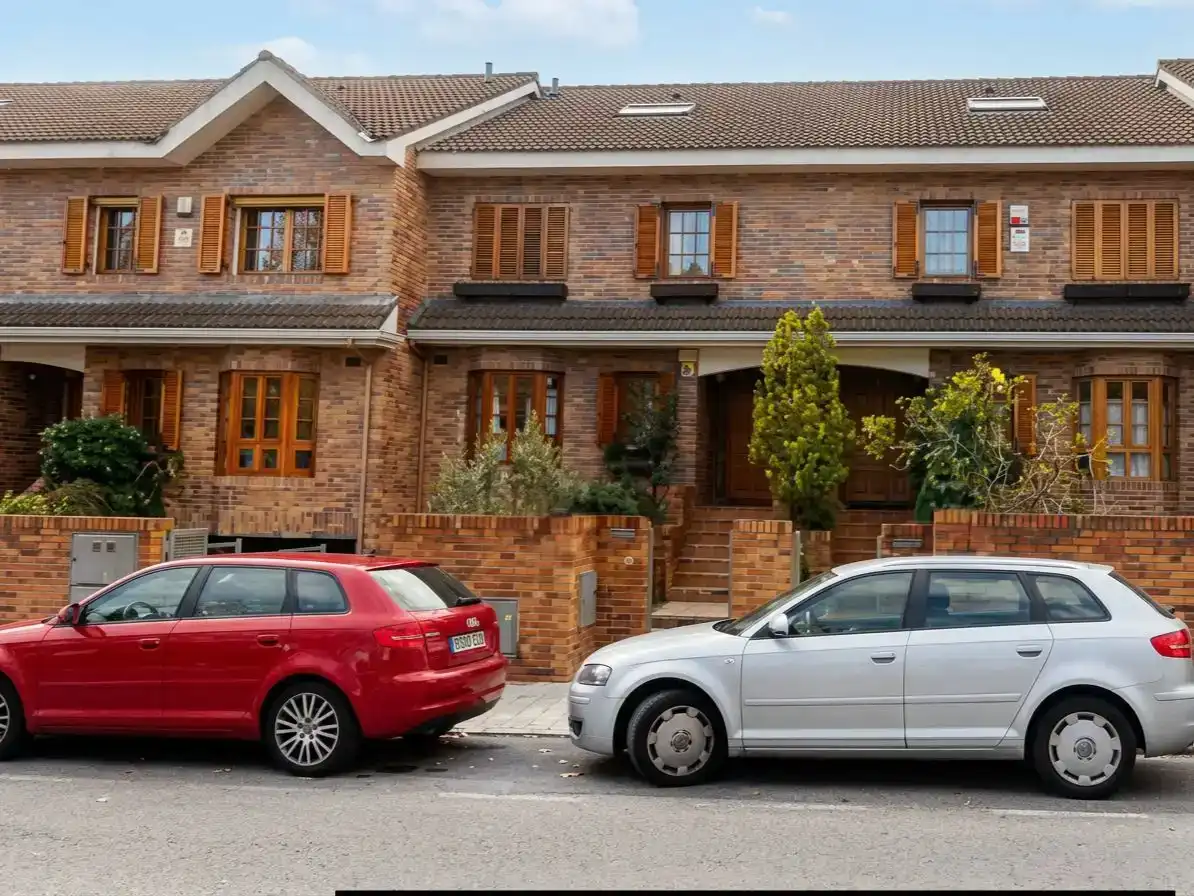 Vista exterior de Casa o xalet en venda en Majadahonda amb Aire condicionat i Piscina