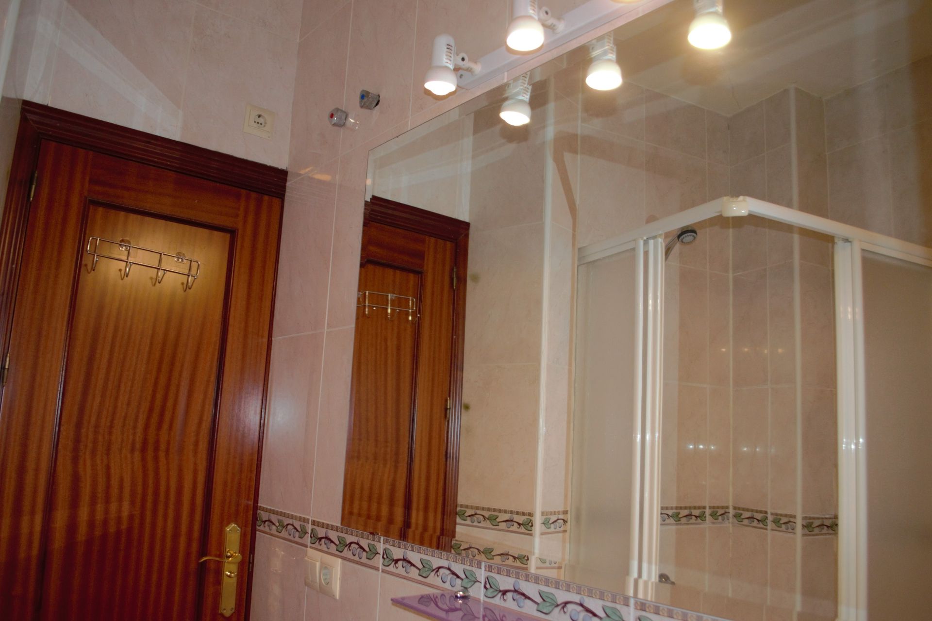 Baño de Apartamento de alquiler en  Granada Capital con Calefacción, Amueblado y Lavadora