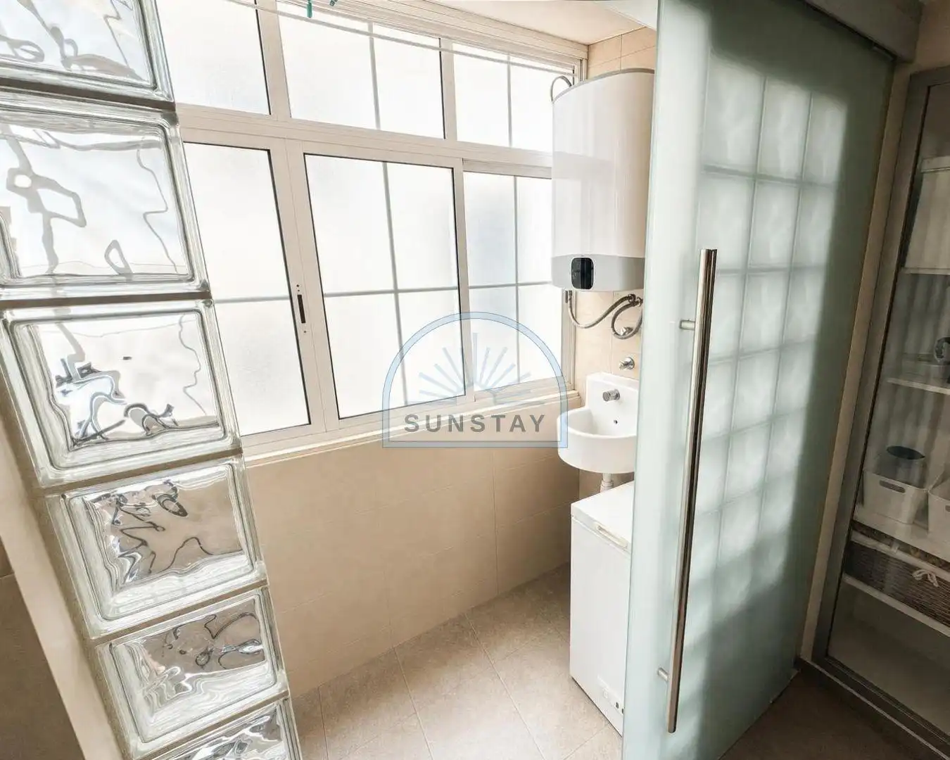 Baño de Apartamento de alquiler en Torremolinos con Aire acondicionado, Jardín privado y Terraza