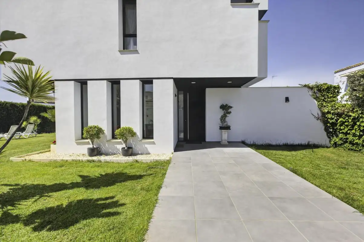 Vista exterior de Casa o chalet en venta en Bormujos con Aire acondicionado, Calefacción y Jardín privado