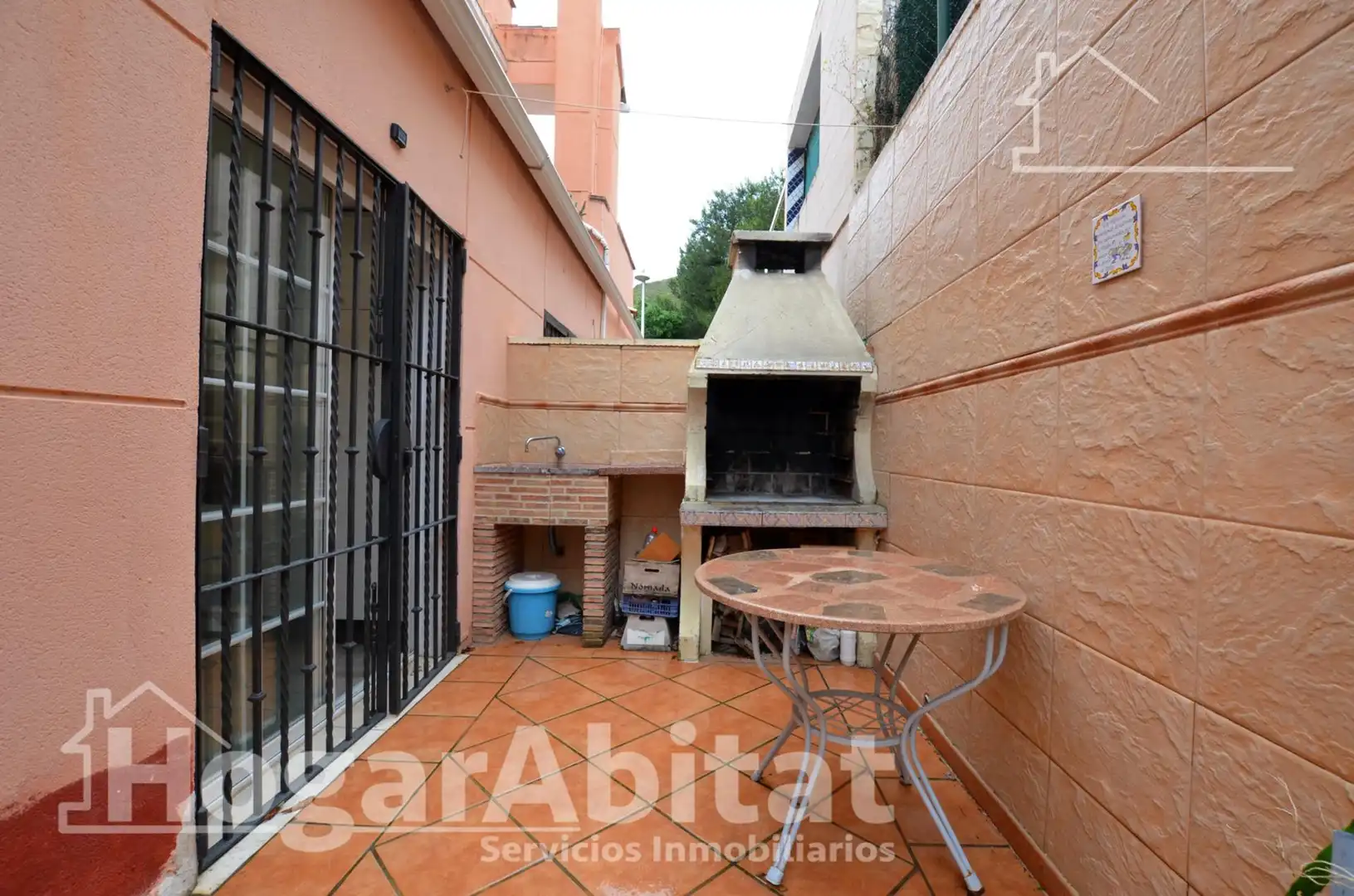 Außenansicht von Einfamilien-Reihenhaus zum Verkauf in Cullera mit Privatgarten, Terrasse und Abstellraum