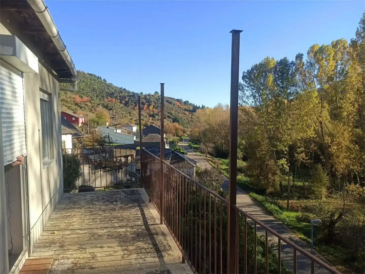Vista exterior de Casa adosada en venda en Rubiá amb Balcó