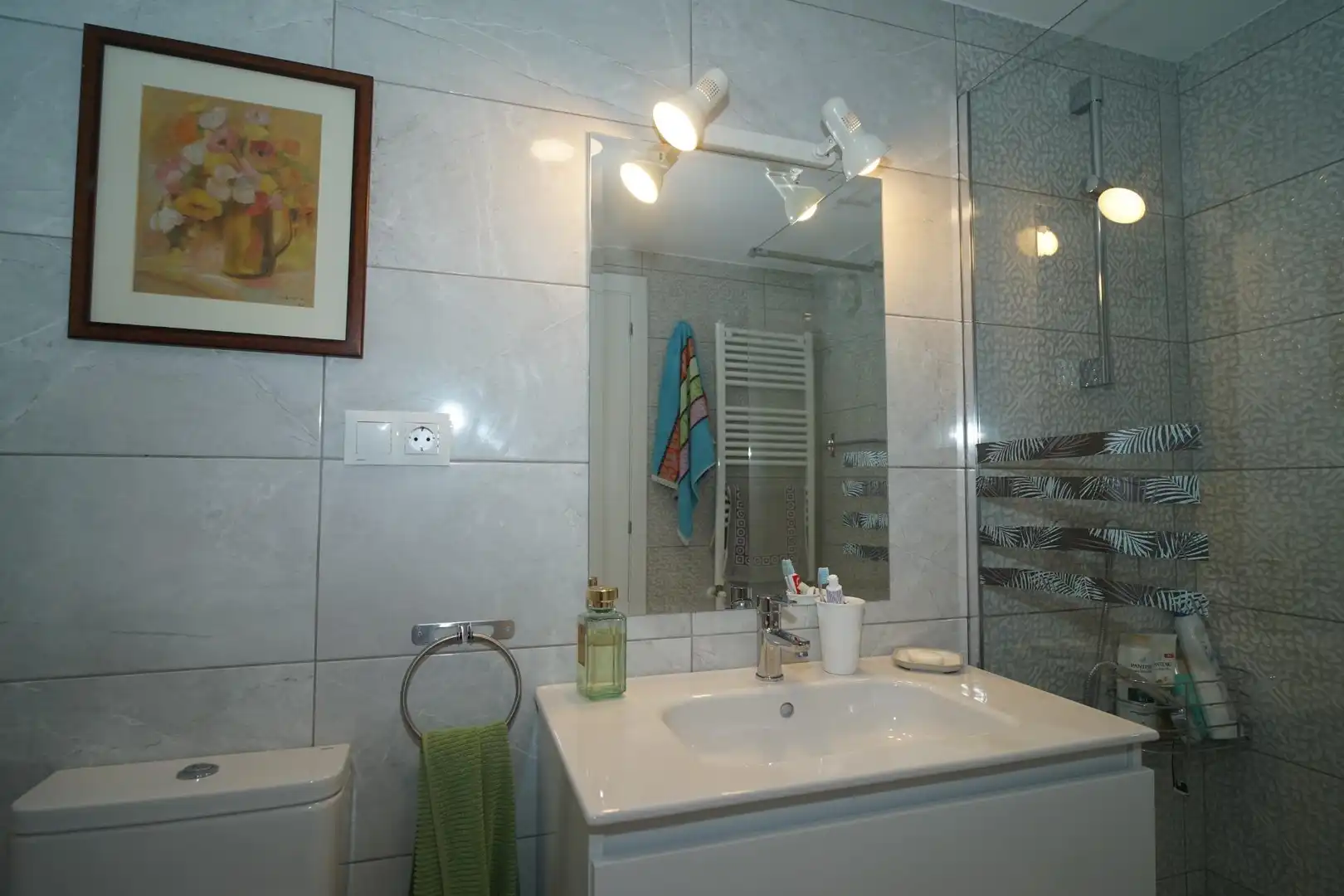Badezimmer von Wohnung zur Miete in Santa Cruz de Bezana mit Parkett