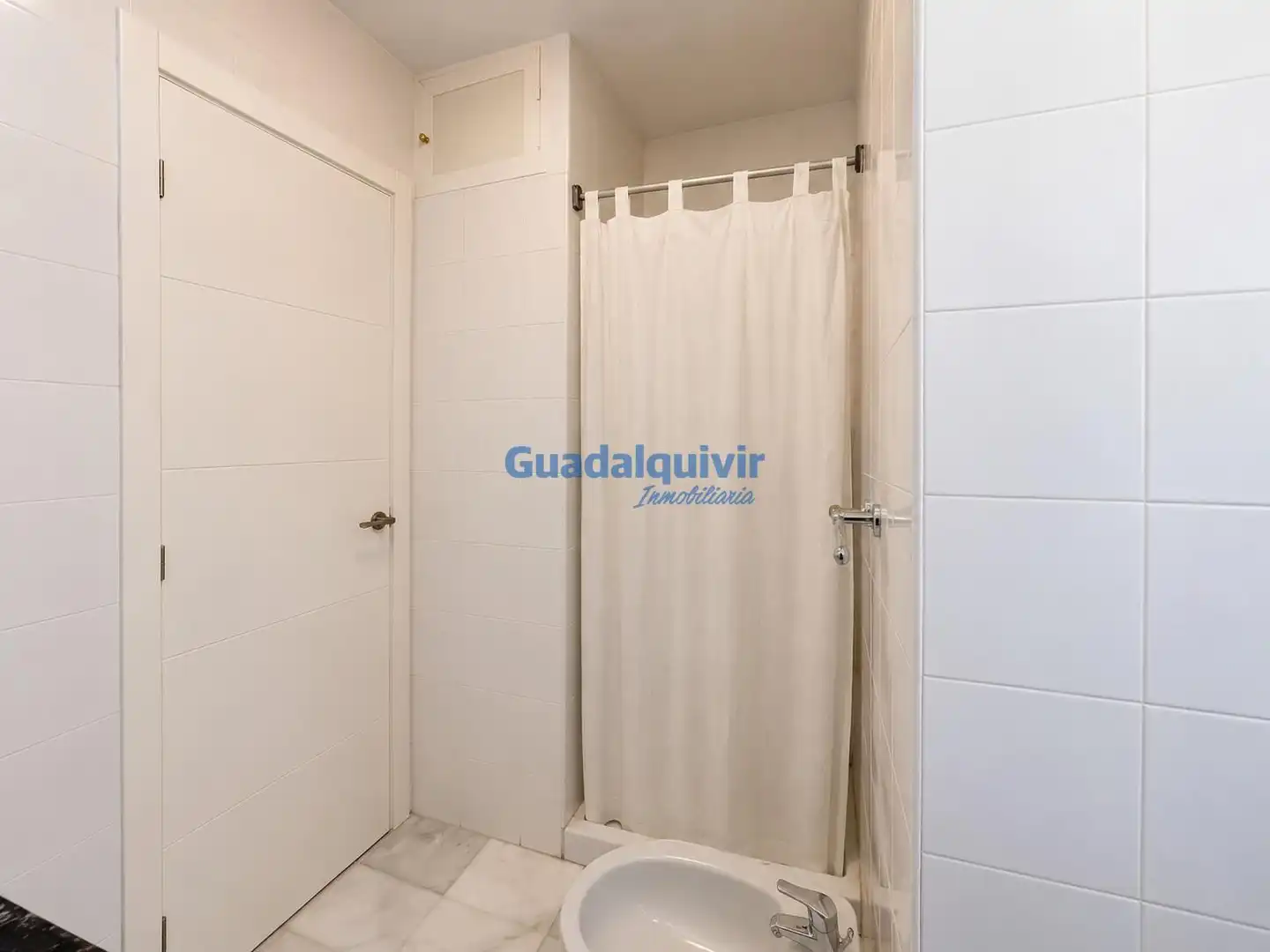 Bathroom of Flat for sale in Sevilla  with Air Conditioner, Terrace and Storage room