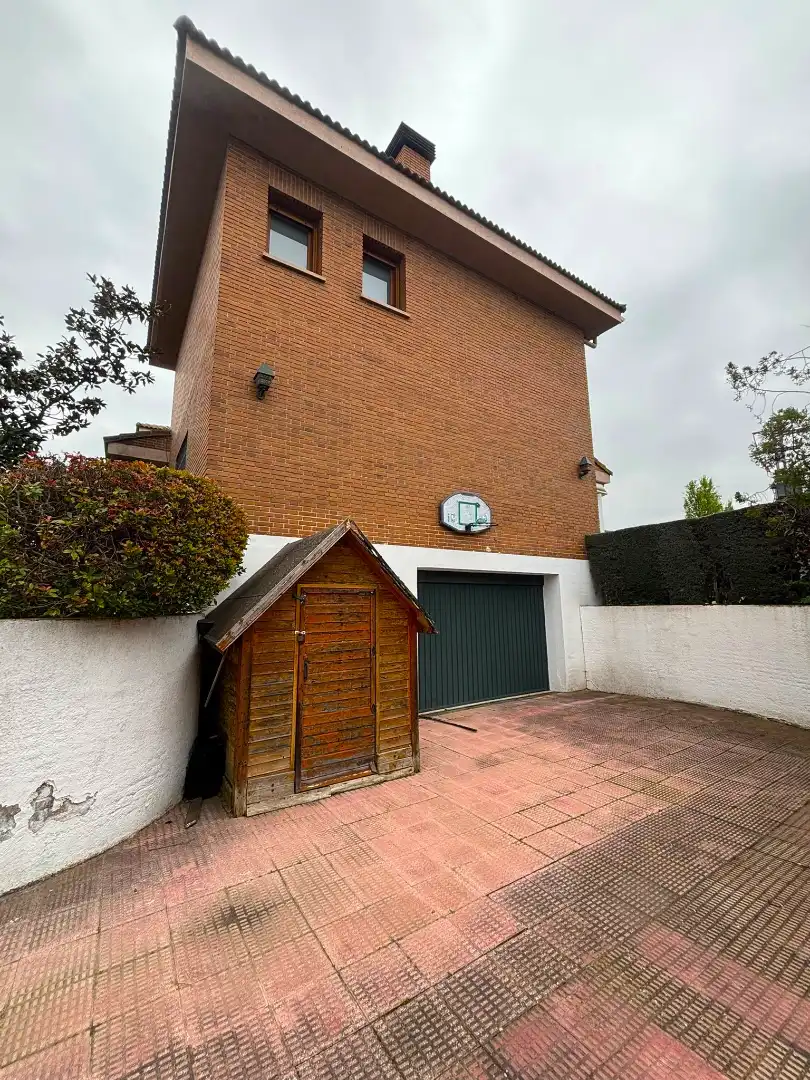 Aparcament de Casa o xalet en venda en Pozuelo de Alarcón amb Aire condicionat, Calefacció i Jardí privat