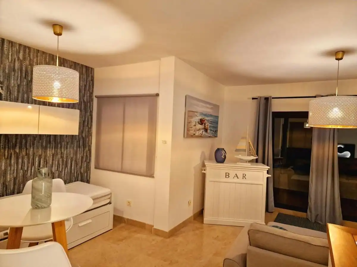 Sala d'estar de Casa adosada de lloguer en La Alcaidesa amb Jardí privat, Terrassa i Jacuzzi