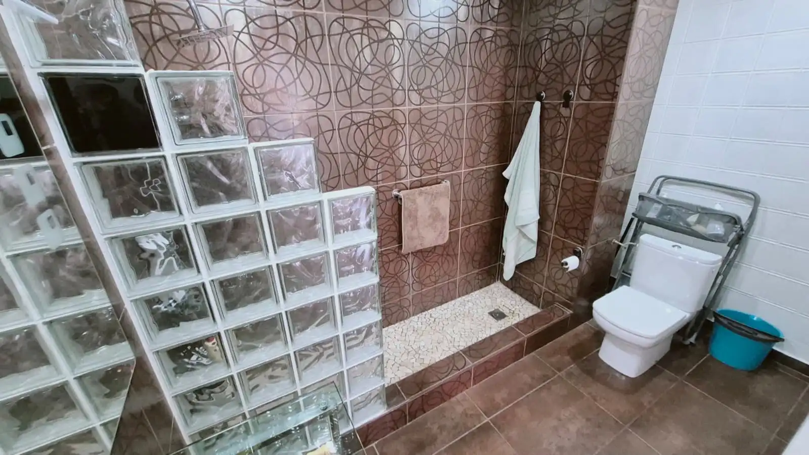 Bathroom of Flat for sale in Sevilla  with Air Conditioner, Oven and Washing machine
