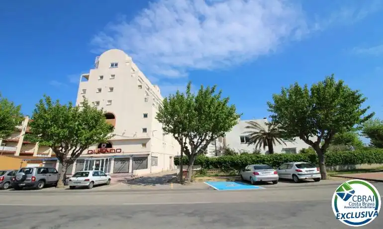 Vista exterior de Àtic en venda en Empuriabrava amb Calefacció, Jardí privat i Moblat