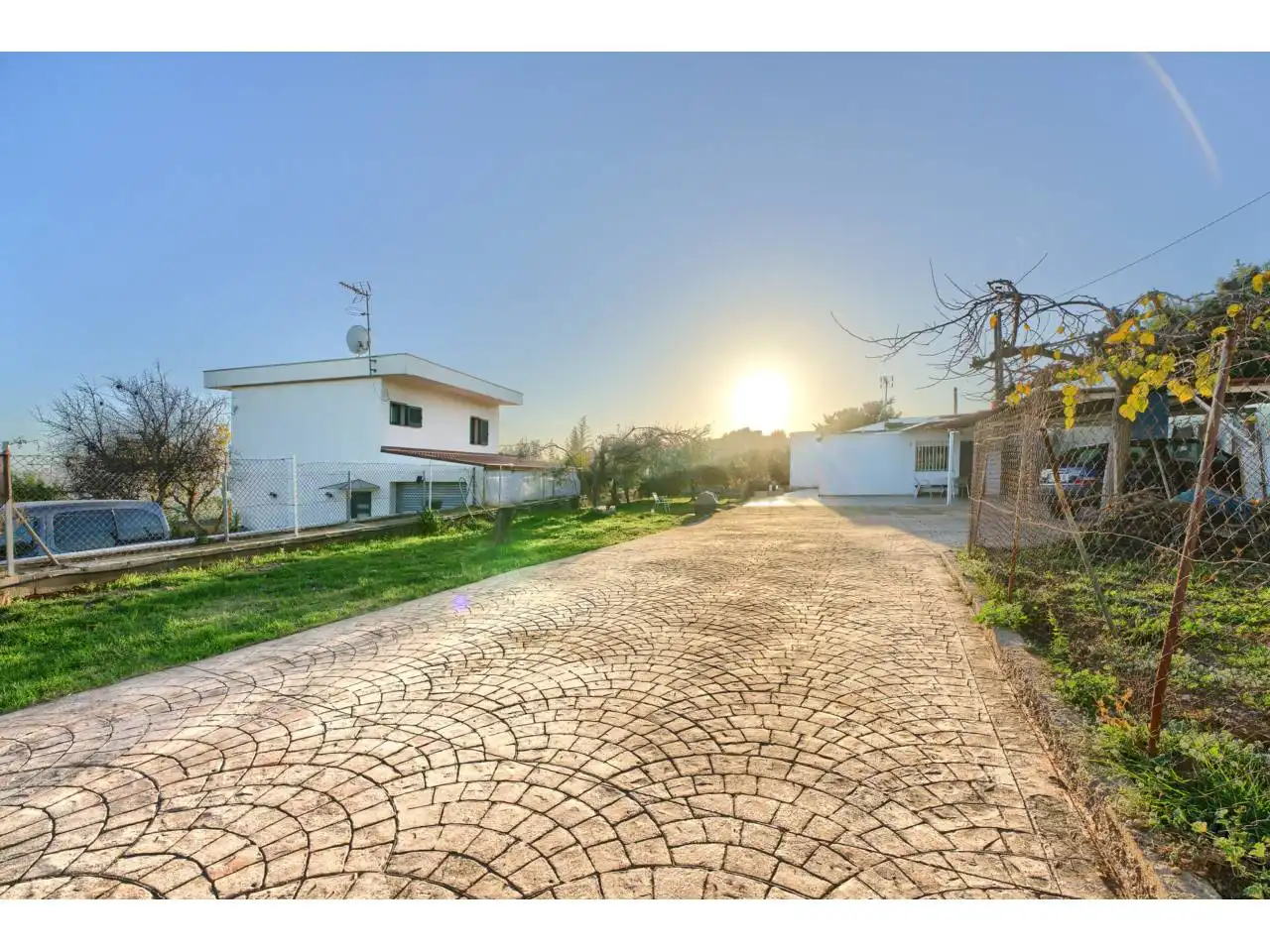 Vista exterior de Casa o xalet en venda en Vilanova i la Geltrú amb Aire condicionat i Jardí privat