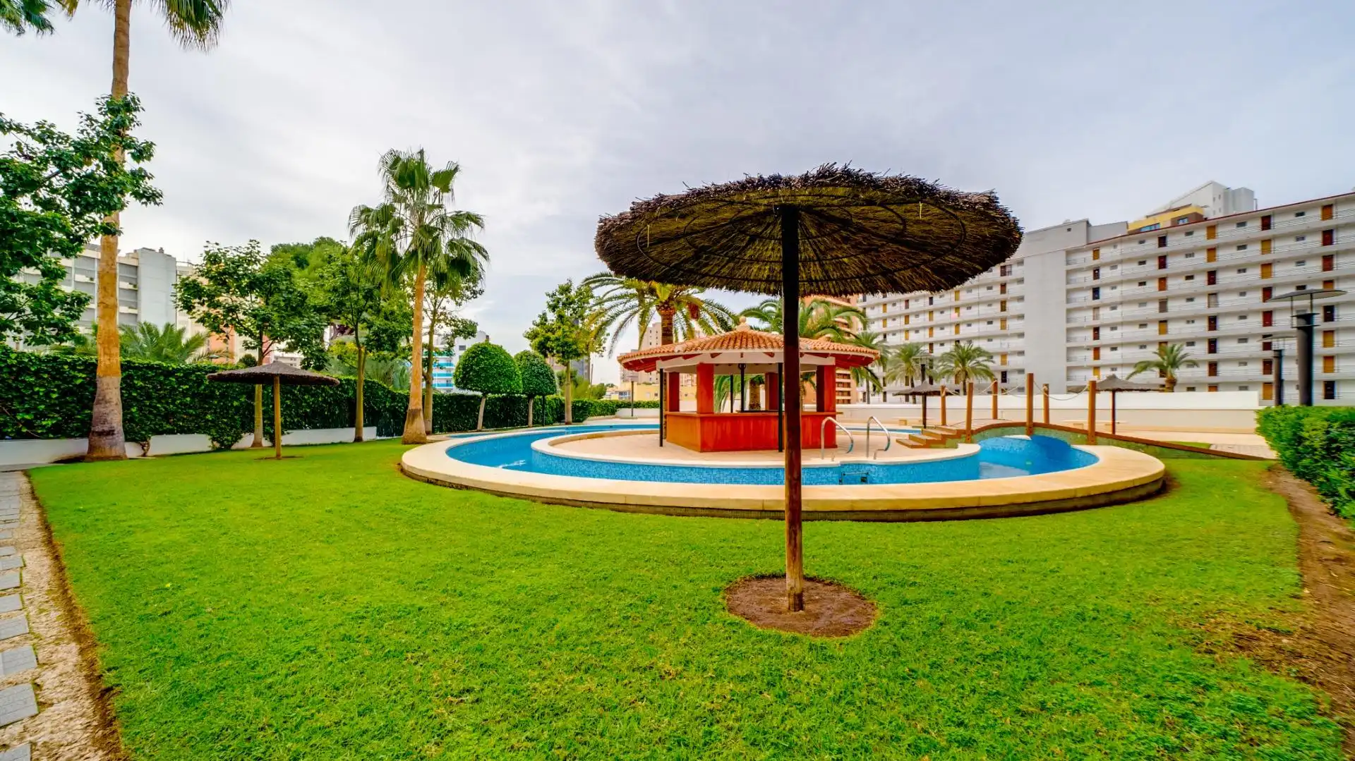Piscina de Apartamento de alquiler en Benidorm con Aire acondicionado, Calefacción y Jardín privado