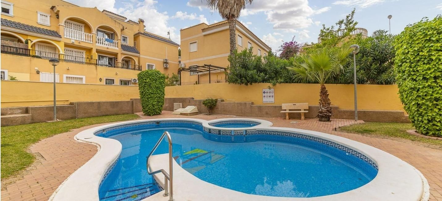 Piscina de Apartament de lloguer en Orihuela amb Aire condicionat, Jardí privat i Terrassa