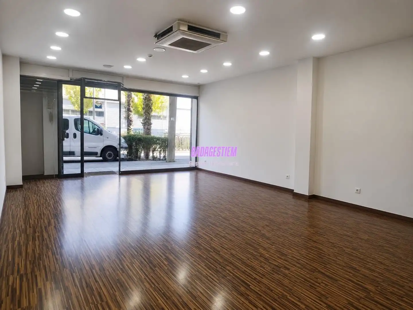 Local comercial en venta en Montigalà - Sant Crist