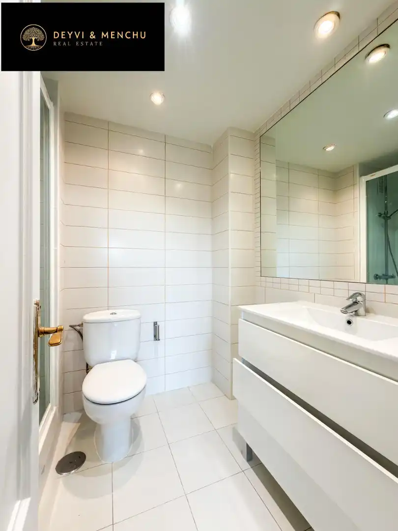 Baño de Ático de alquiler en Pozuelo de Alarcón con Aire acondicionado, Jardín privado y Parquet