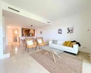 Sala d'estar de Casa adosada de lloguer en Mijas amb Aire condicionat, Jardí privat i Terrassa