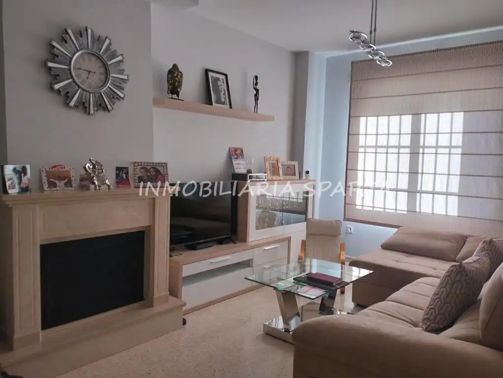 Sala de estar de Casa adosada en venta en Coria del Río con Aire acondicionado, Terraza y Trastero