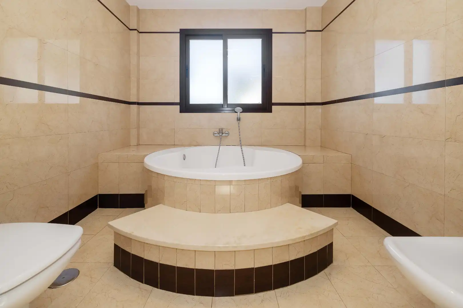 Bany de Casa o xalet en venda en Marbella amb Aire condicionat, Jardí privat i Terrassa