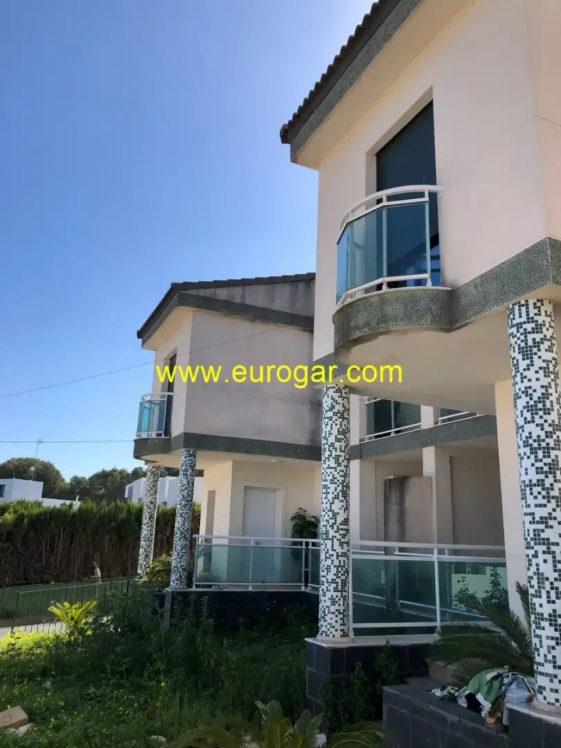 Vista exterior de Casa o chalet en venta en Chiva con Aire acondicionado, Terraza y Amueblado