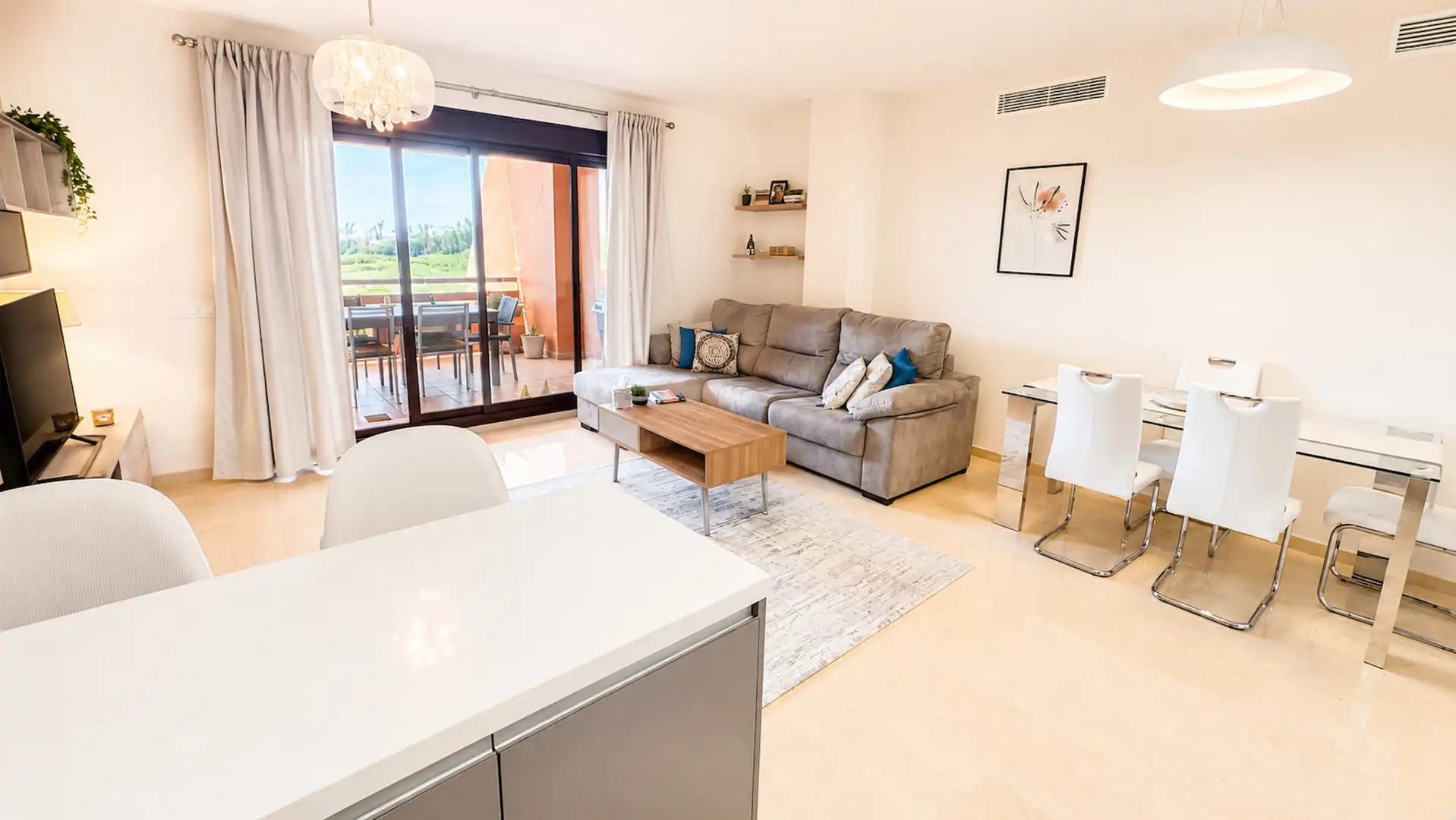 Sala d'estar de Apartament en venda en Manilva amb Aire condicionat, Terrassa i Traster