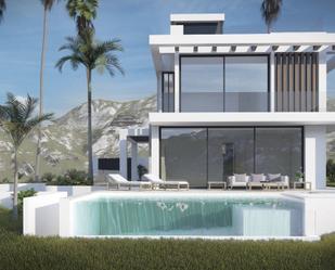 Vista exterior de Casa o xalet en venda en Estepona amb Aire condicionat, Jardí privat i Terrassa