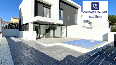 Nueva casa en el Sector Requesens de Empuriabrava. Es una oportunidad de inversión inmobiliaria en la Costa Brava.La propiedad ofr
