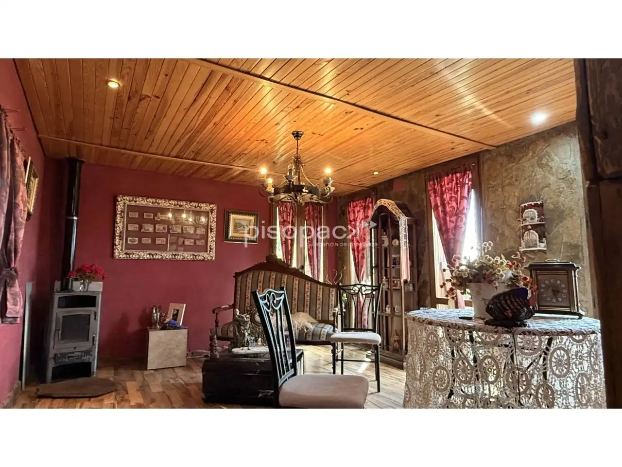 Sala d'estar de Casa o xalet en venda en Undués de Lerda amb Calefacció, Jardí privat i Parquet