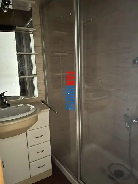 Bany de Pis en venda en Oviedo  amb Calefacció, Terrassa i Traster
