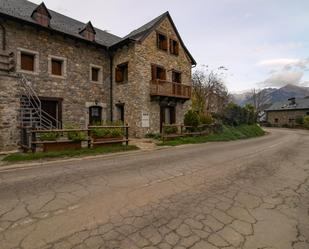 Vista exterior de Casa o xalet en venda en Biescas amb Jardí privat i Terrassa