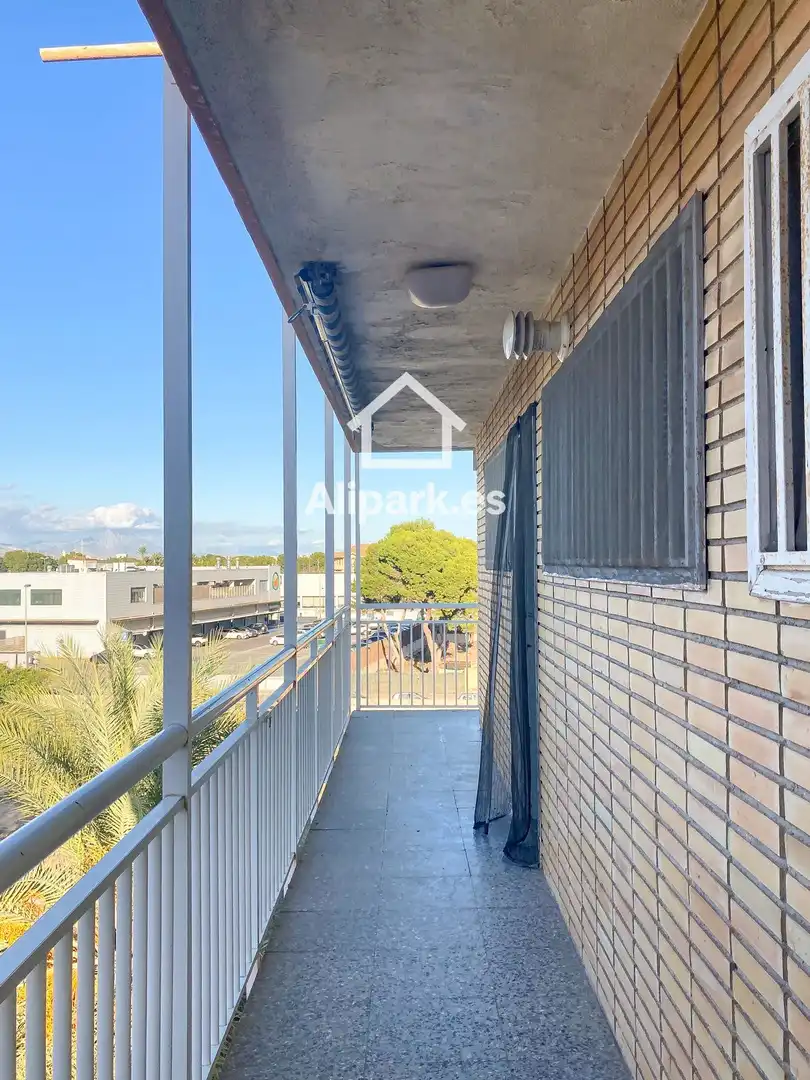 Vista exterior de Pis en venda en Alicante / Alacant amb Terrassa i Moblat