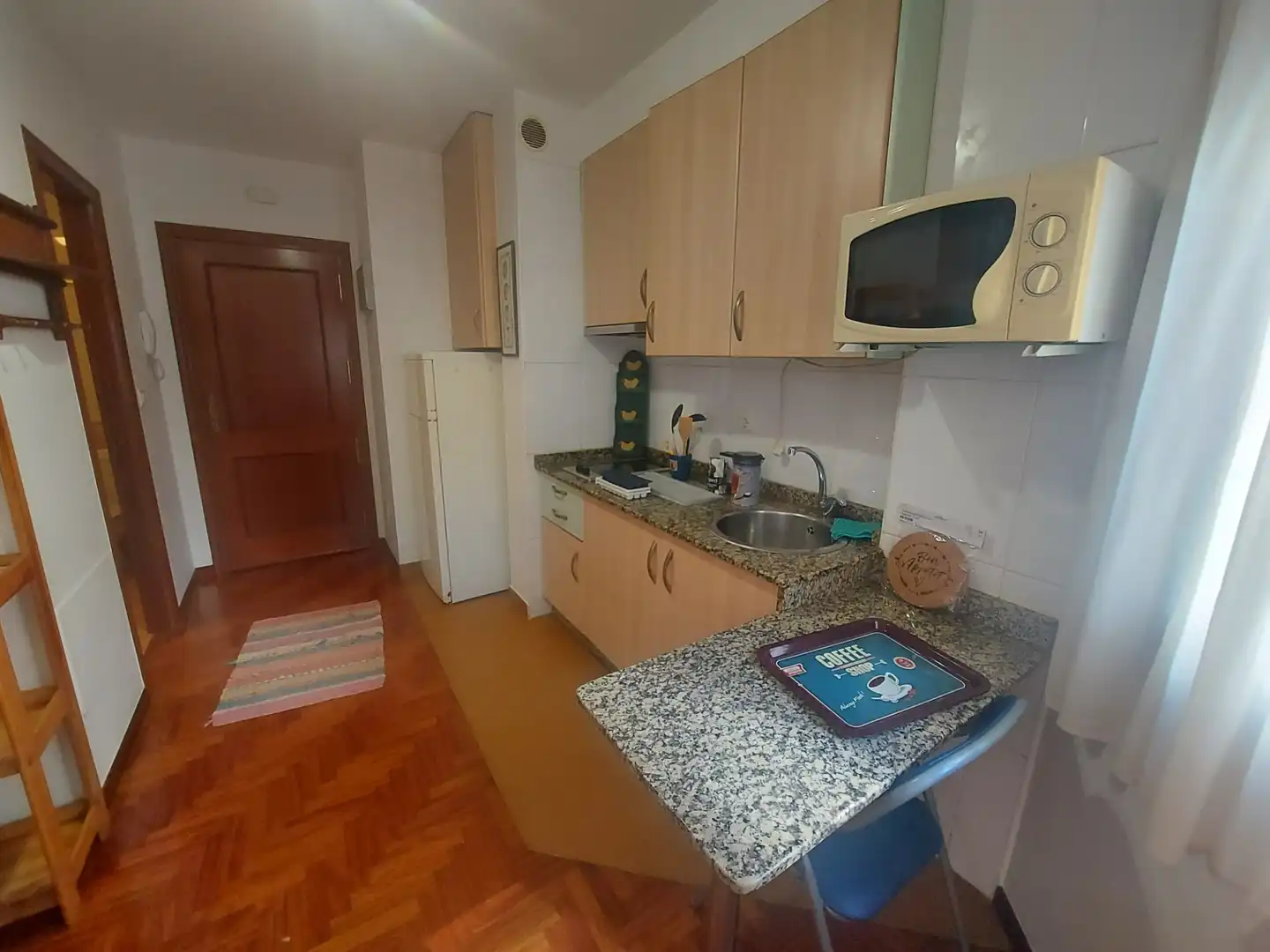 Cuina de Estudi de lloguer en Vigo  amb Parquet, Moblat i Forn