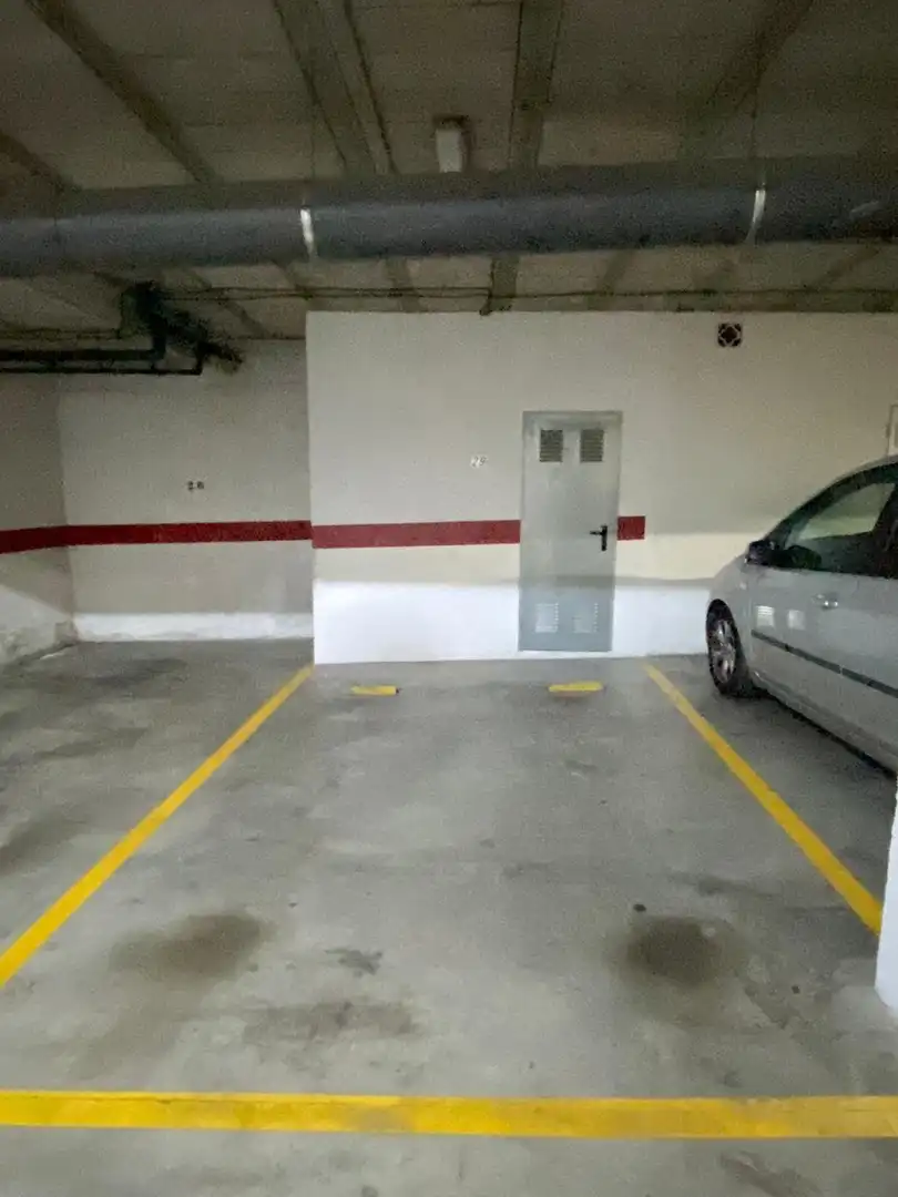 Parking de Piso de alquiler en Dos Hermanas con Aire acondicionado, Calefacción y Jardín privado