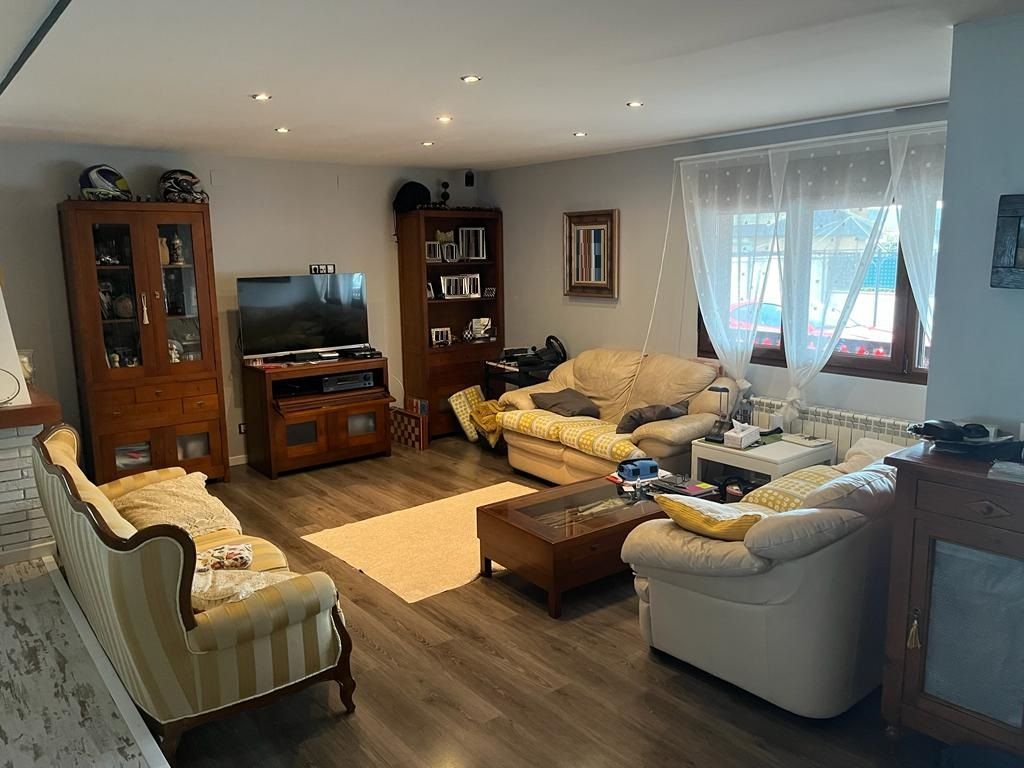 Sala d'estar de Casa o xalet en venda en Grijota amb Calefacció, Jardí privat i Parquet