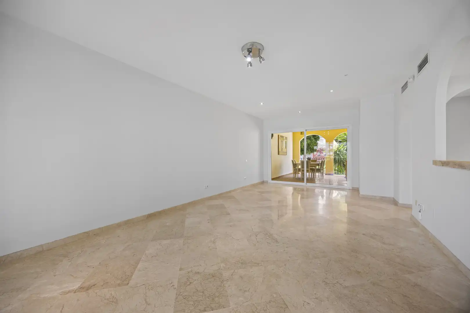 Wohnungen zum Verkauf in Marbella mit Klimaanlage, Terrasse und Schwimmbad