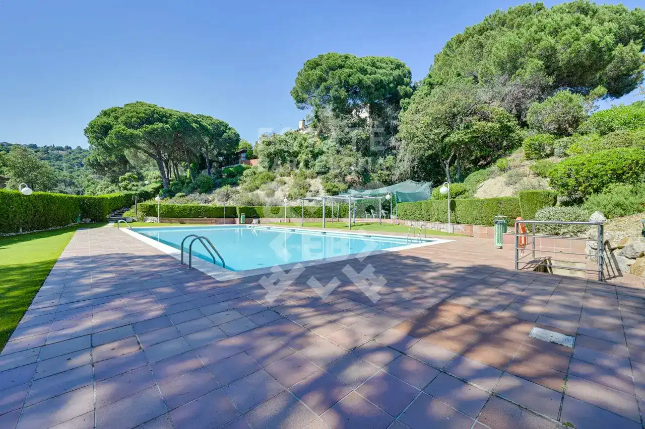 Schwimmbecken von Einfamilien-Reihenhaus zum Verkauf in Mataró mit Klimaanlage, Heizung und Terrasse