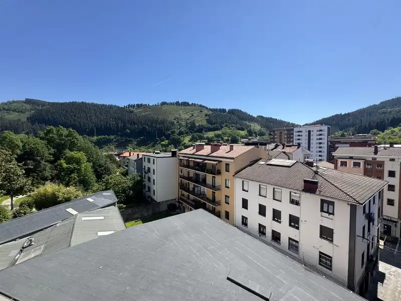 Vista exterior de Pis en venda en Legazpi amb Calefacció