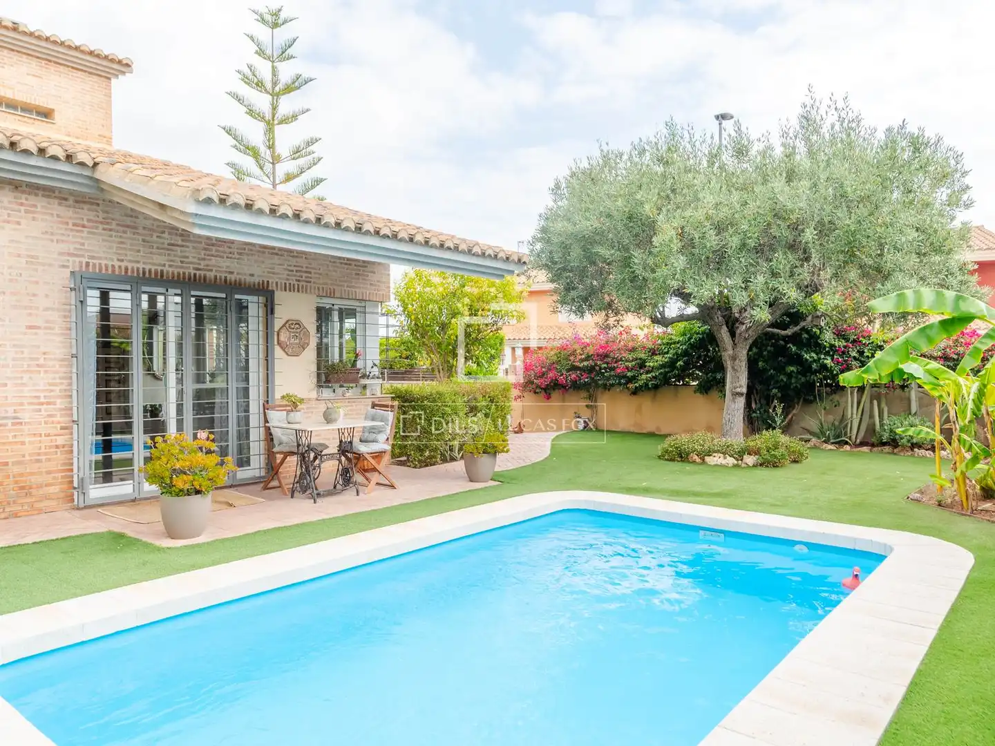Vista exterior de Casa o xalet en venda en Bétera amb Aire condicionat, Calefacció i Jardí privat