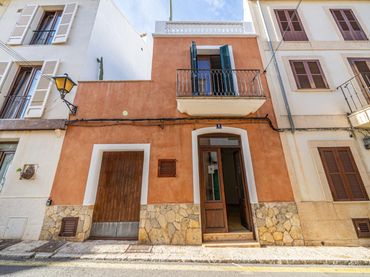 Casa amb balcó en venda a Carrer Maura