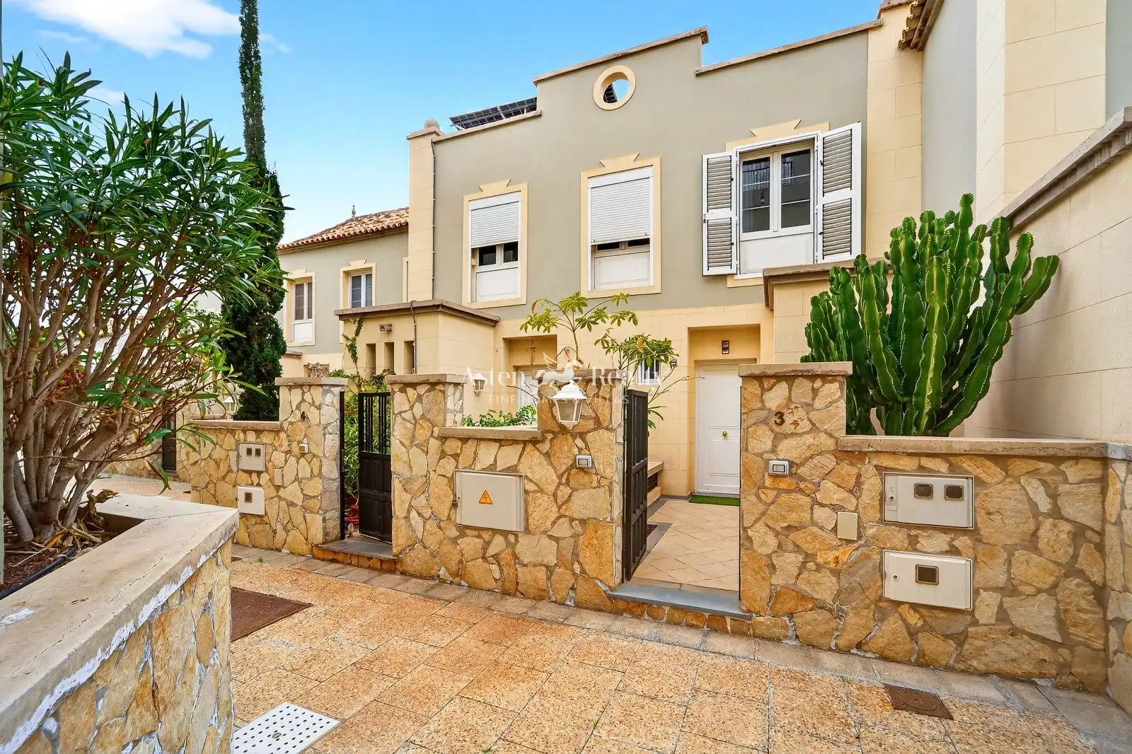Vista exterior de Casa adosada en venda en Arona amb Jardí privat, Terrassa i Moblat