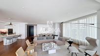 Sala d'estar de Pis en venda en  Barcelona Capital amb Terrassa, Domòtica i Piscina comunitària