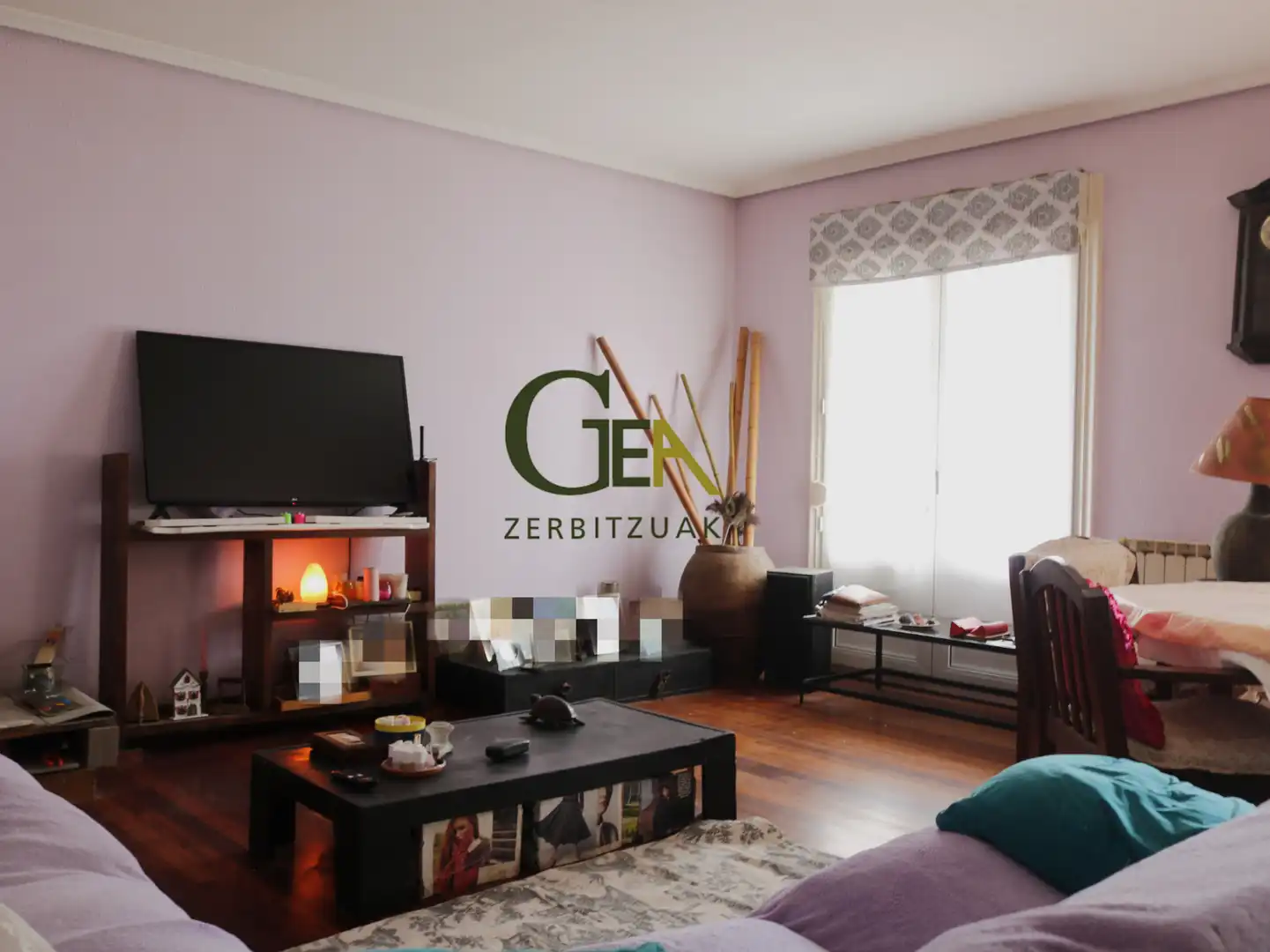 Wohnzimmer von Einfamilien-Reihenhaus zum Verkauf in Alkiza mit Heizung, Privatgarten und Terrasse