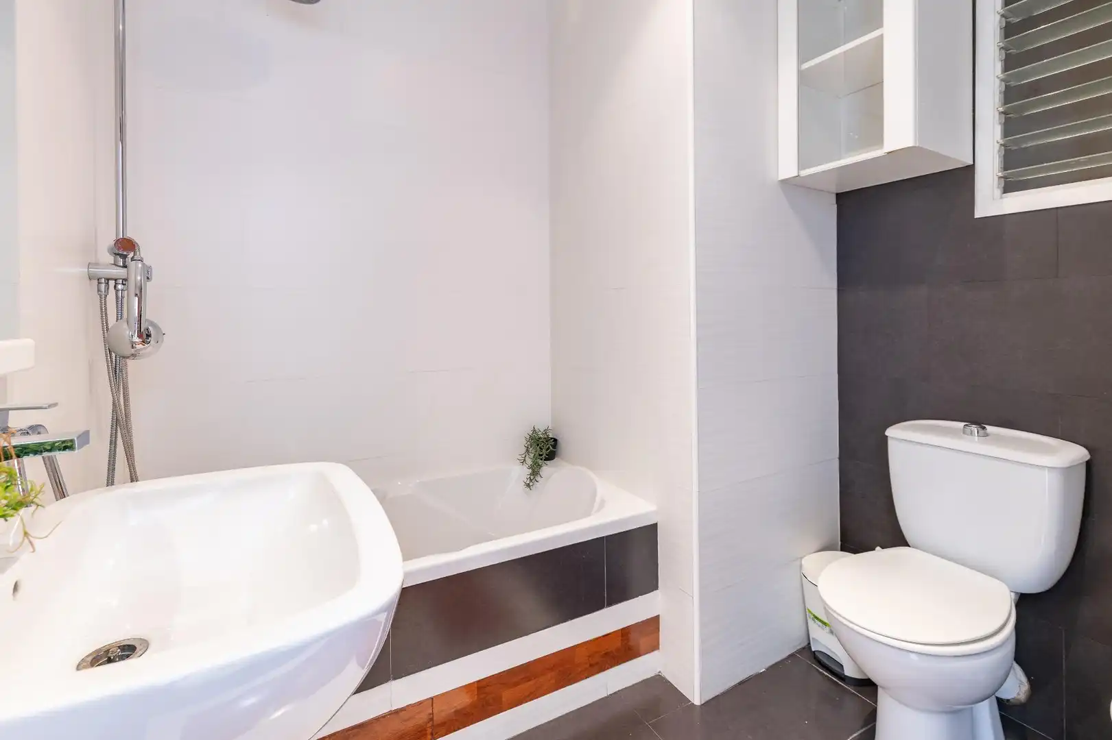 Bathroom of Flat for sale in Valencia  with Air Conditioner