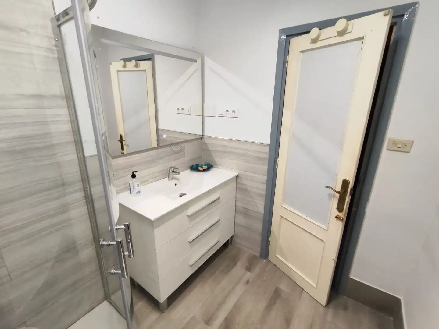 Baño de Piso de alquiler en A Coruña Capital  con Calefacción y Amueblado