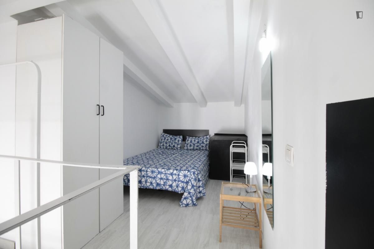 Study to rent in Puerta del Ángel