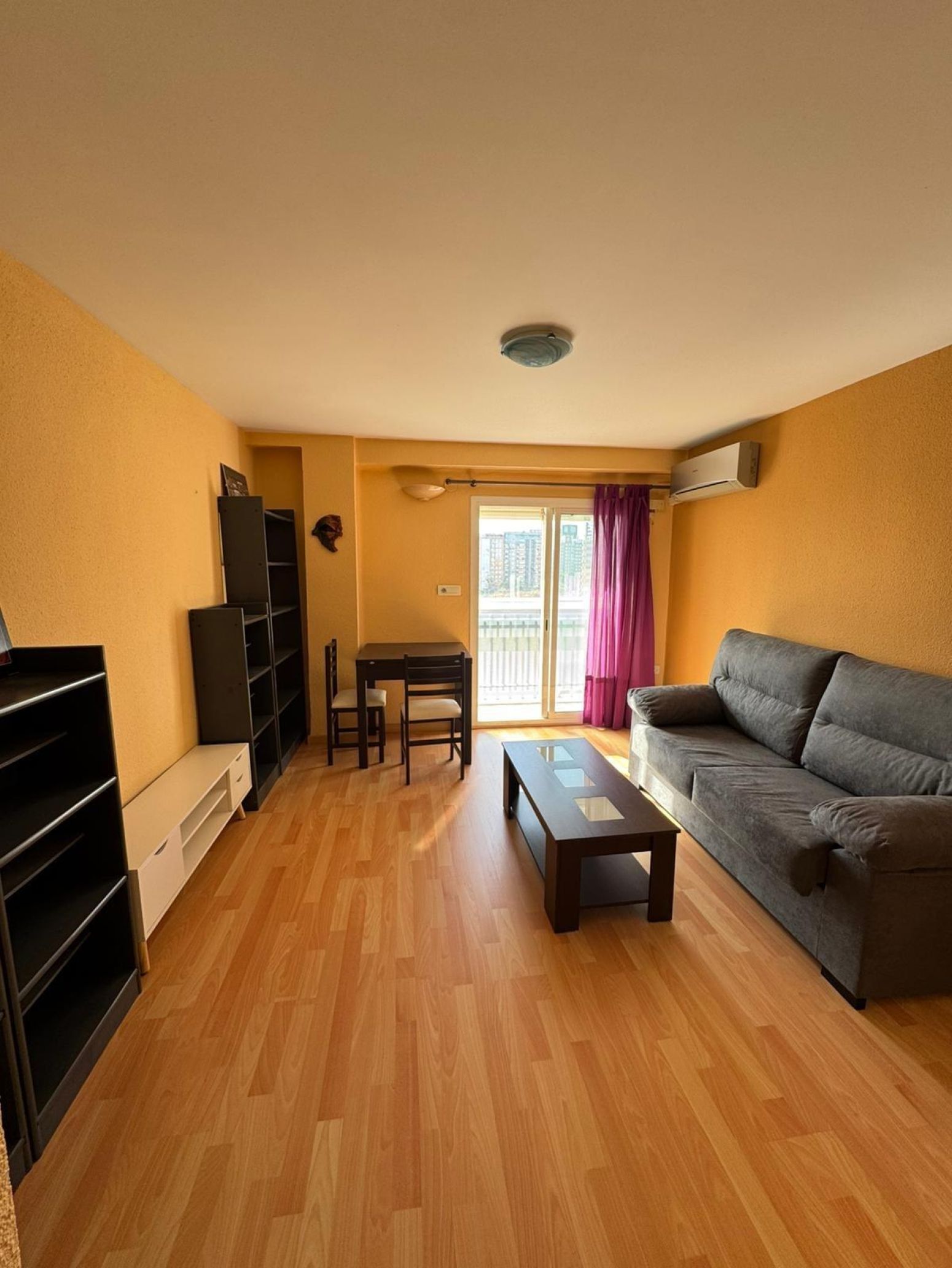 Living room of Flat for rent in  Valencia Capital  with Air Conditioner, Heating and Parquet flooring